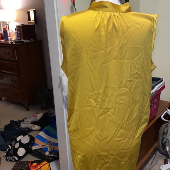 Beautiful gold silk blouse. - Picture 3 of 3